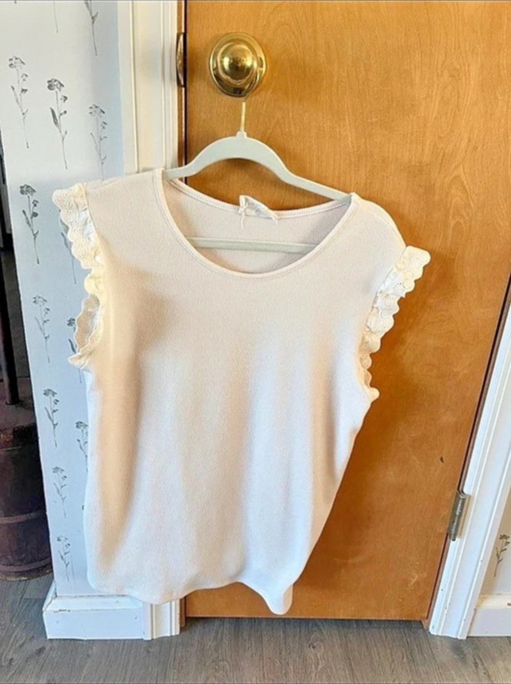 Betsy’s Boutique Shop Lace Trim Tank in White Like New